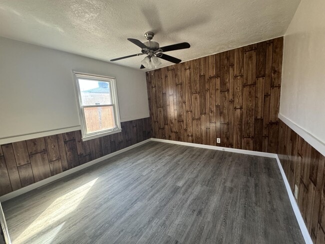 Building Photo - 4133 Kenmore Dr S