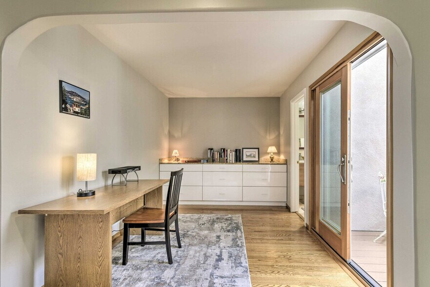 Building Photo - 2606 Bayview Dr