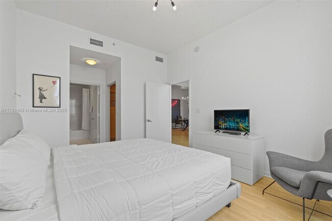 Building Photo - 2775 NE 187th St