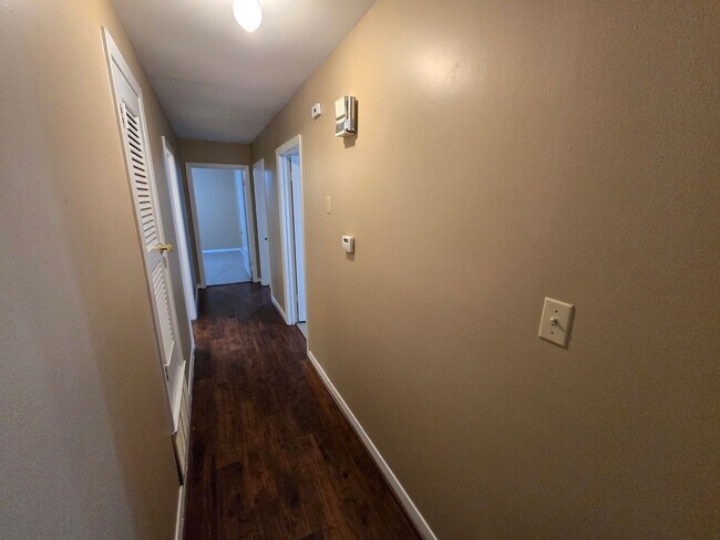 Building Photo - Bryan - 4 bedroom / 2 bath / fenced in bac...