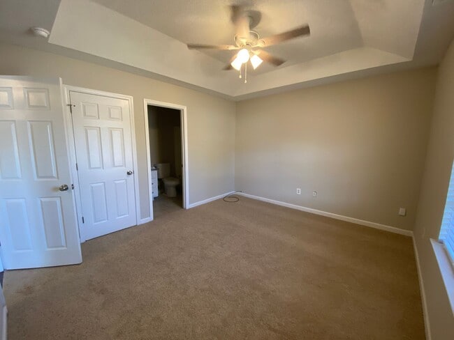 Building Photo - 3 bedroom 2 bath home on large corner lot