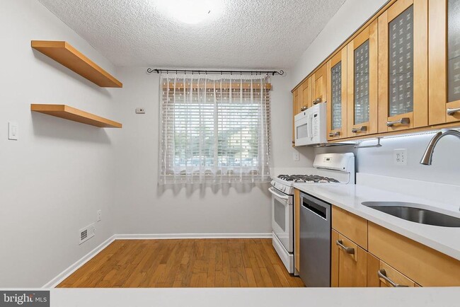 Building Photo - 60 Hampshire Dr