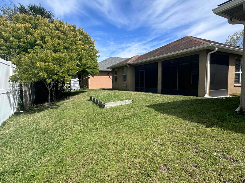 Building Photo - 4654 Redmond Pl