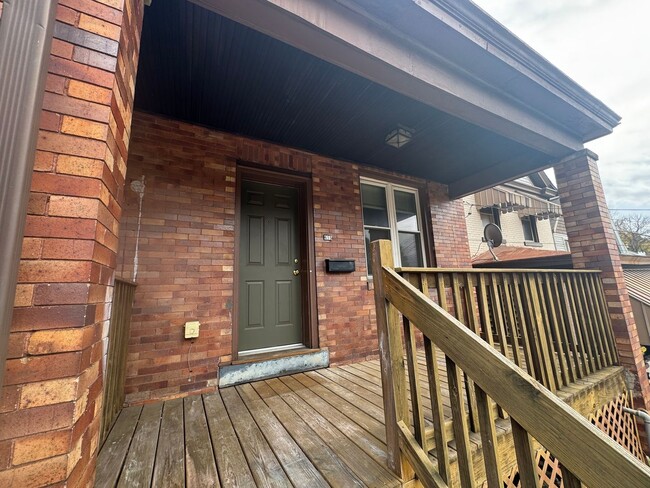 Building Photo - 2 bedroom/1 bath Townhouse in Mount Washin...