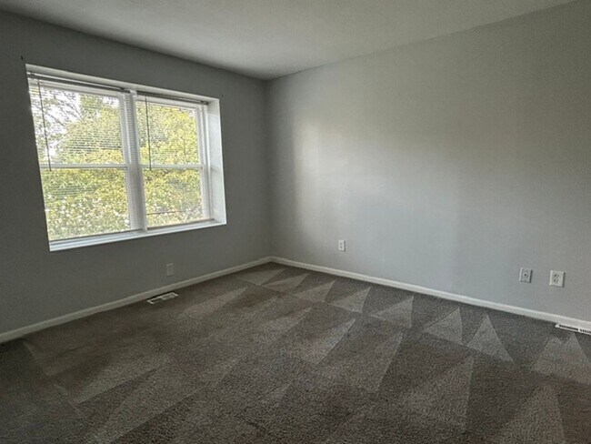 Building Photo - 819-823 Riverview Terrace