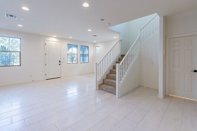 Building Photo - Three Bedrooms! Newer Neighborhood - conve...