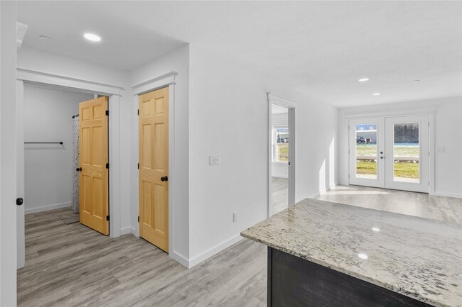 Building Photo - 423 W 3rd St