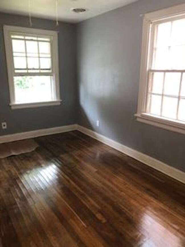 Building Photo - 2 bed house w Laundry, All electric, central HVAC, fenced yard, hardwoods