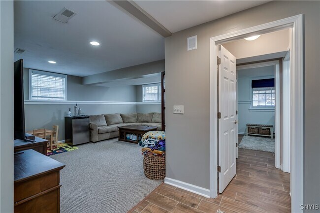 Building Photo - 117 MillCreek Ln