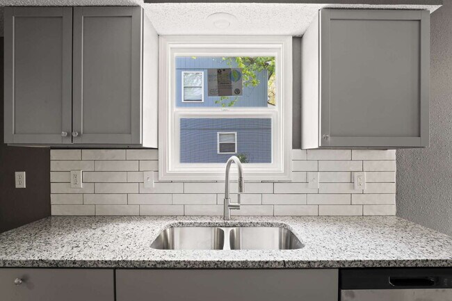 Building Photo - Spacious and updated townhome in Olathe!  1st month is Free!*