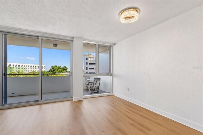 Building Photo - 470 3rd St S