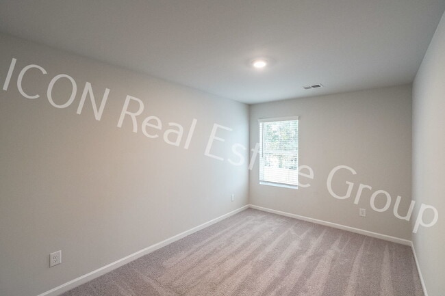 Building Photo - Beautiful 3-Bedroom Townhome with Modern Finishes & Prime Location!