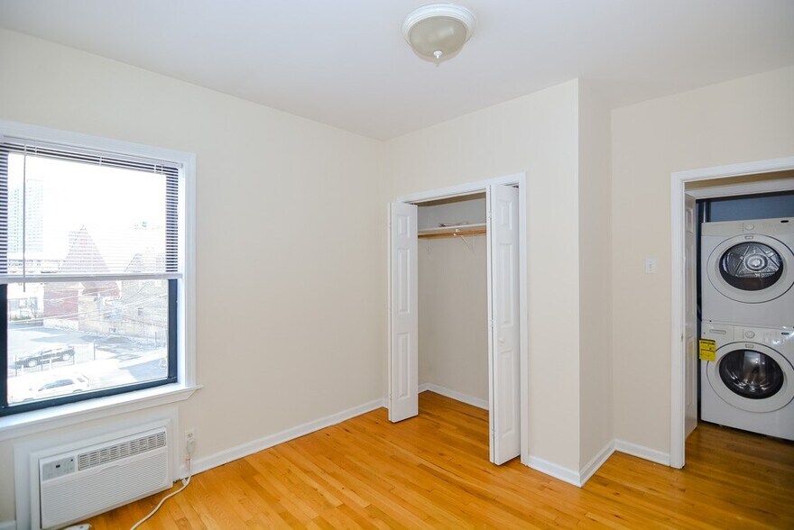 Building Photo - 906 W Addison St
