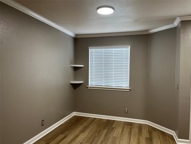 Building Photo - 15106 Chamberlain Ct