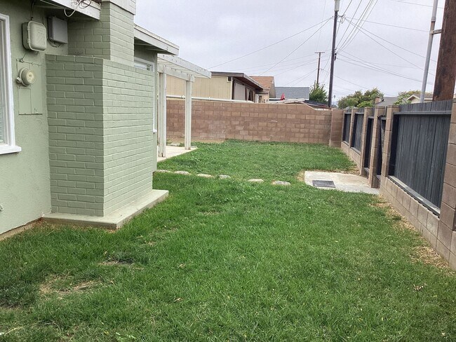 Building Photo - Single Story Updated Pet Friendly Home