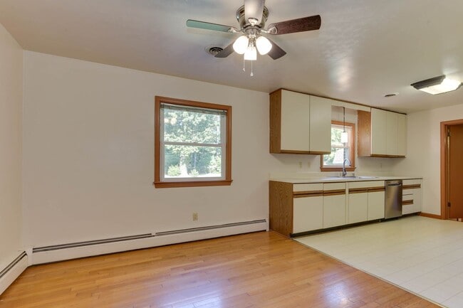 Building Photo - Welcome to Yorktown with a charming rural feel!