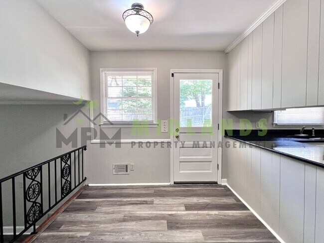 Building Photo - 300 Lydgate Dr