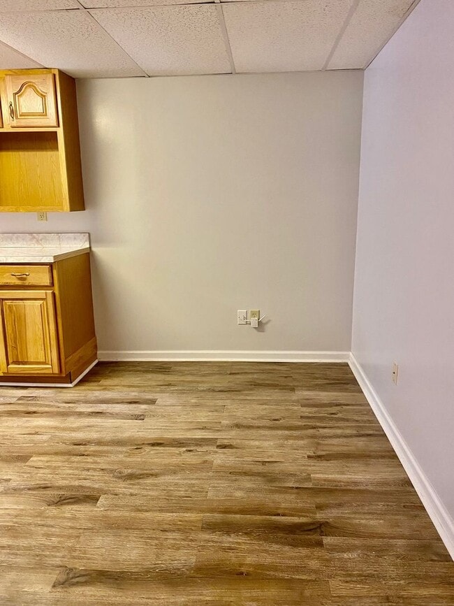 Building Photo - South AVL - Spacious 1/1 Apt with Sunroom!