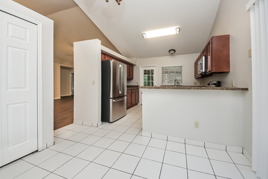 Building Photo - 711 White River Dr