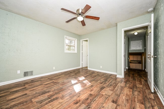 Building Photo - Fantastic 4bd/3ba home! Let yourself in!