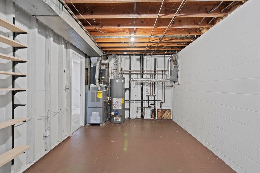 Building Photo - 204 Saxon Dr