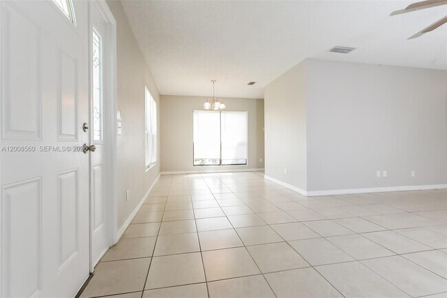 Building Photo - 438 SE Streamlet Ave