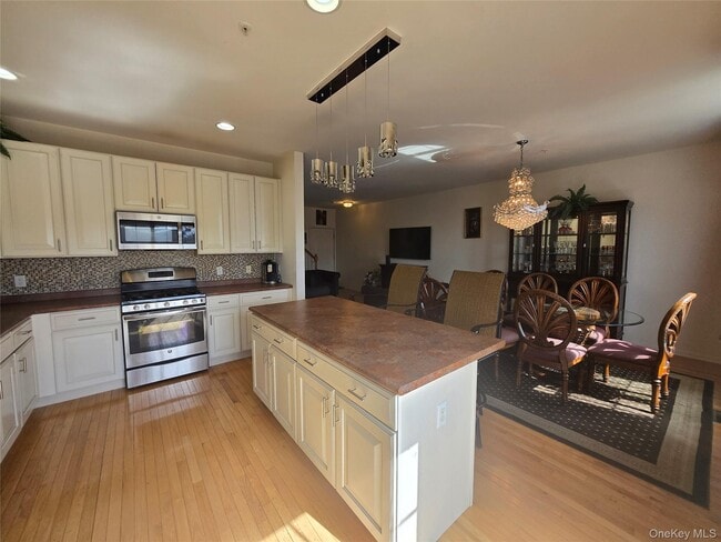 Building Photo - 913 Hawthorn Way