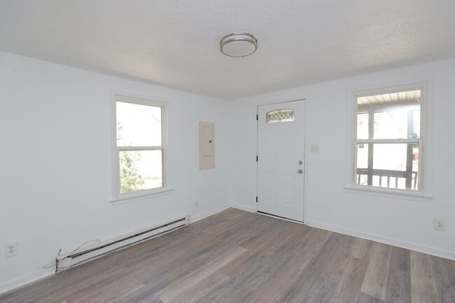 Building Photo - *MOVE IN SPECIAL*-Charming & Fully Updated...