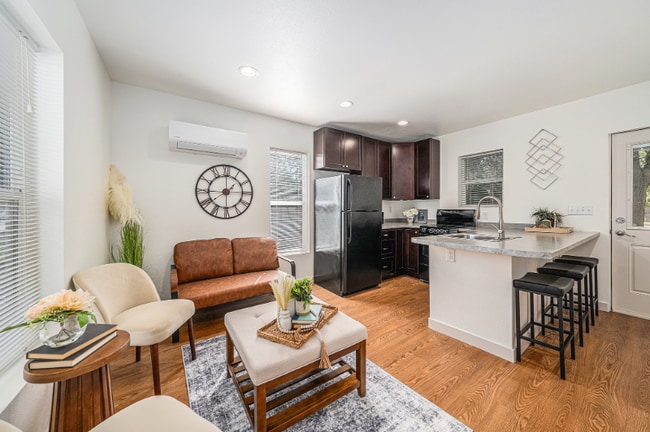 Building Photo - 1326 E 8th St