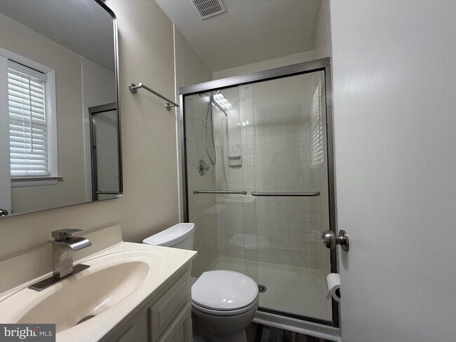 Building Photo - 18 Jameson Ln