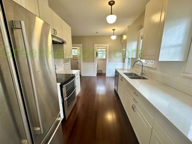 Building Photo - Beautiful Top Floor of Duplex in SW Portland