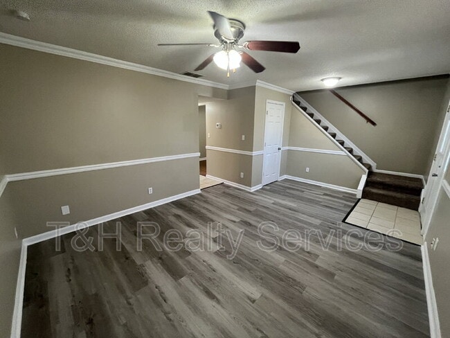 Building Photo - 1090 Greenwood Trail W Dr