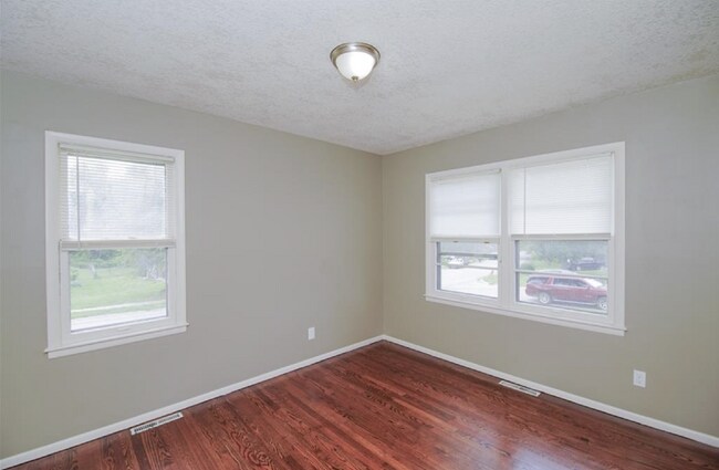 Building Photo - Beautiful 3 Bedroom / 1.5 Bath *Large Corner Lot* 2 Car Garage