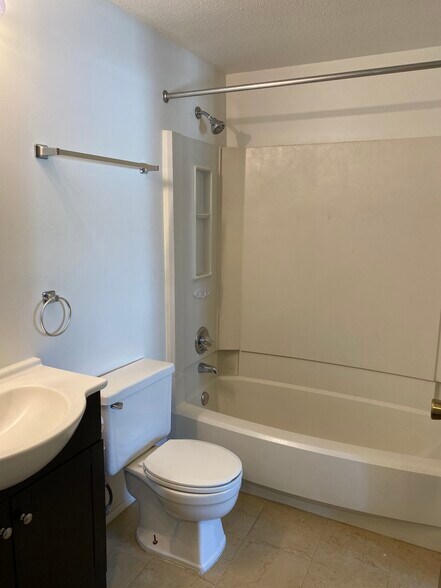 Full bathroom - 6005 Black Oak Dr
