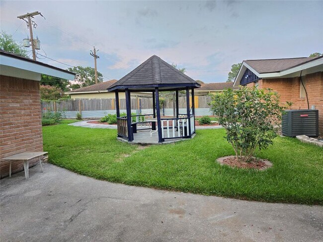 Building Photo - 8918 Mobud Dr