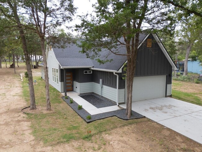 Building Photo - 240 Shadow Oak Dr