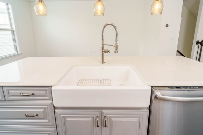 Building Photo - 3 bedroom 3 bath townhouse in Brambleton