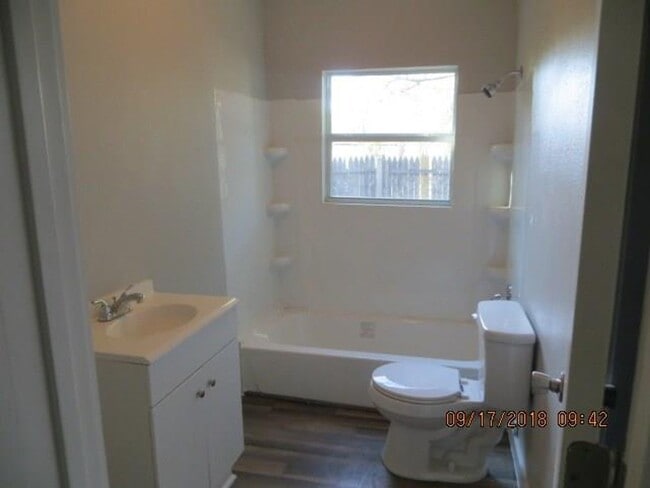 Building Photo - Updated 2 Bedroom!