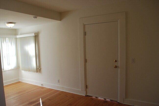 Building Photo - 793