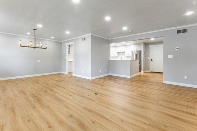 Building Photo - 2710 S Highland Dr