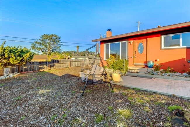 Building Photo - Upper Seaside 3 Bedroom / 1.5 Bath