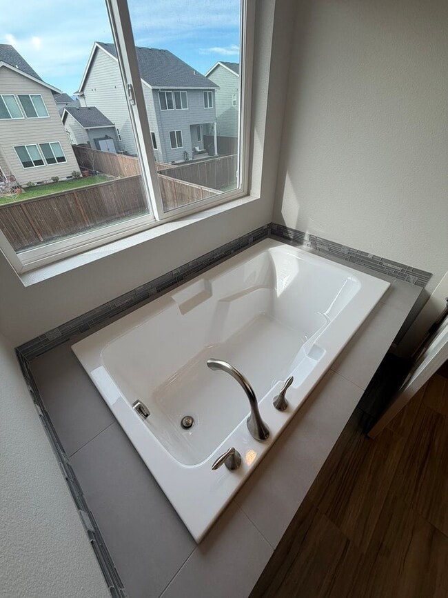 Building Photo - Must See Large Home in HOA Neighborhood!