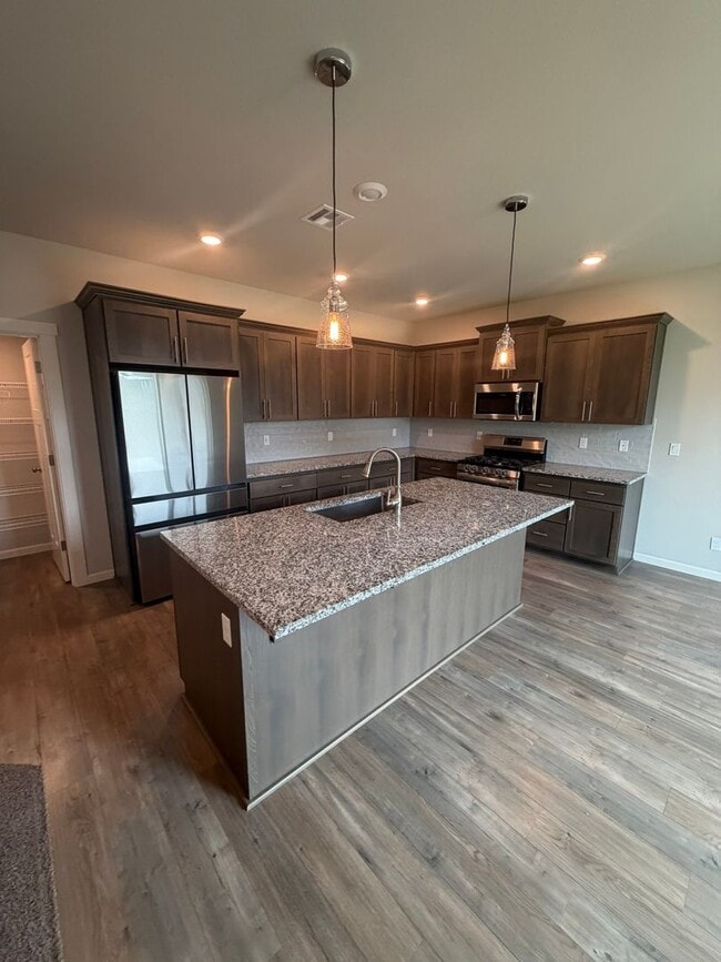 Building Photo - Must See Large Home in HOA Neighborhood!