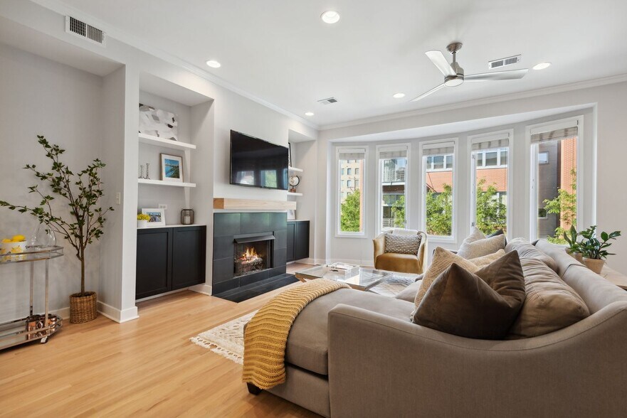 Building Photo - 821 W Superior St