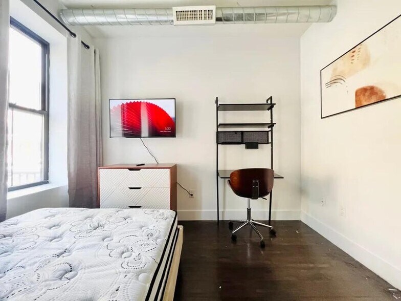 Building Photo - Furnished room/NOT APARTMENT