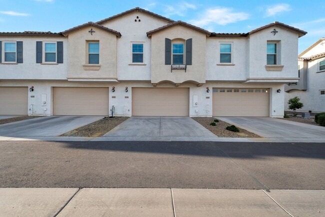 Building Photo - Like Brand New Luxurious Modern 3 Bedroom ...