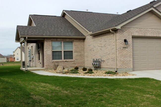 Building Photo - 2206 Shamrock Ln