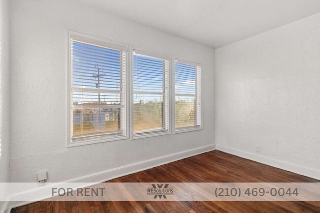 Building Photo - 1630 W Rosewood Ave