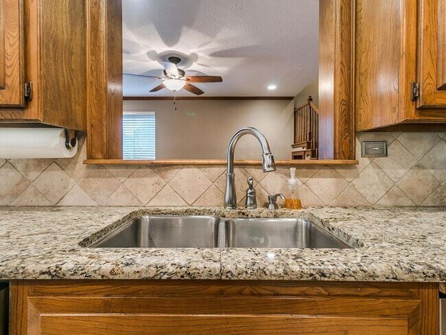 Building Photo - *Rare Find* Stunning Brookhaven 4 Bed 2.5 ...