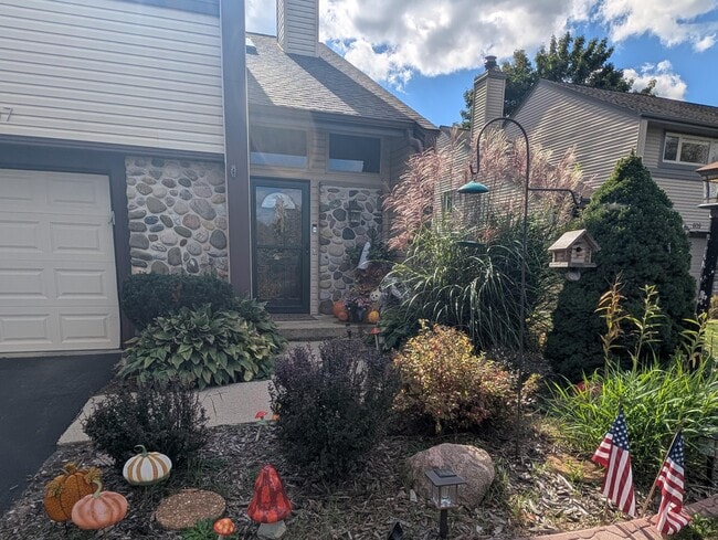 Building Photo - 607 Tamarack Dr W